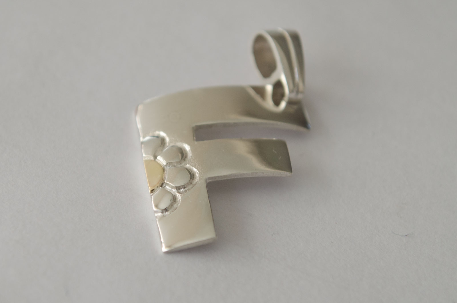 *Dije inicial F con flores con dubl - 2x2.8