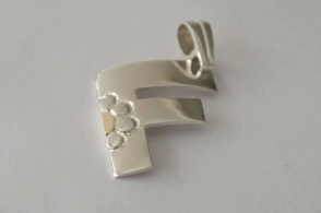 *Dije inicial F con flores con dublé - 2x2.8