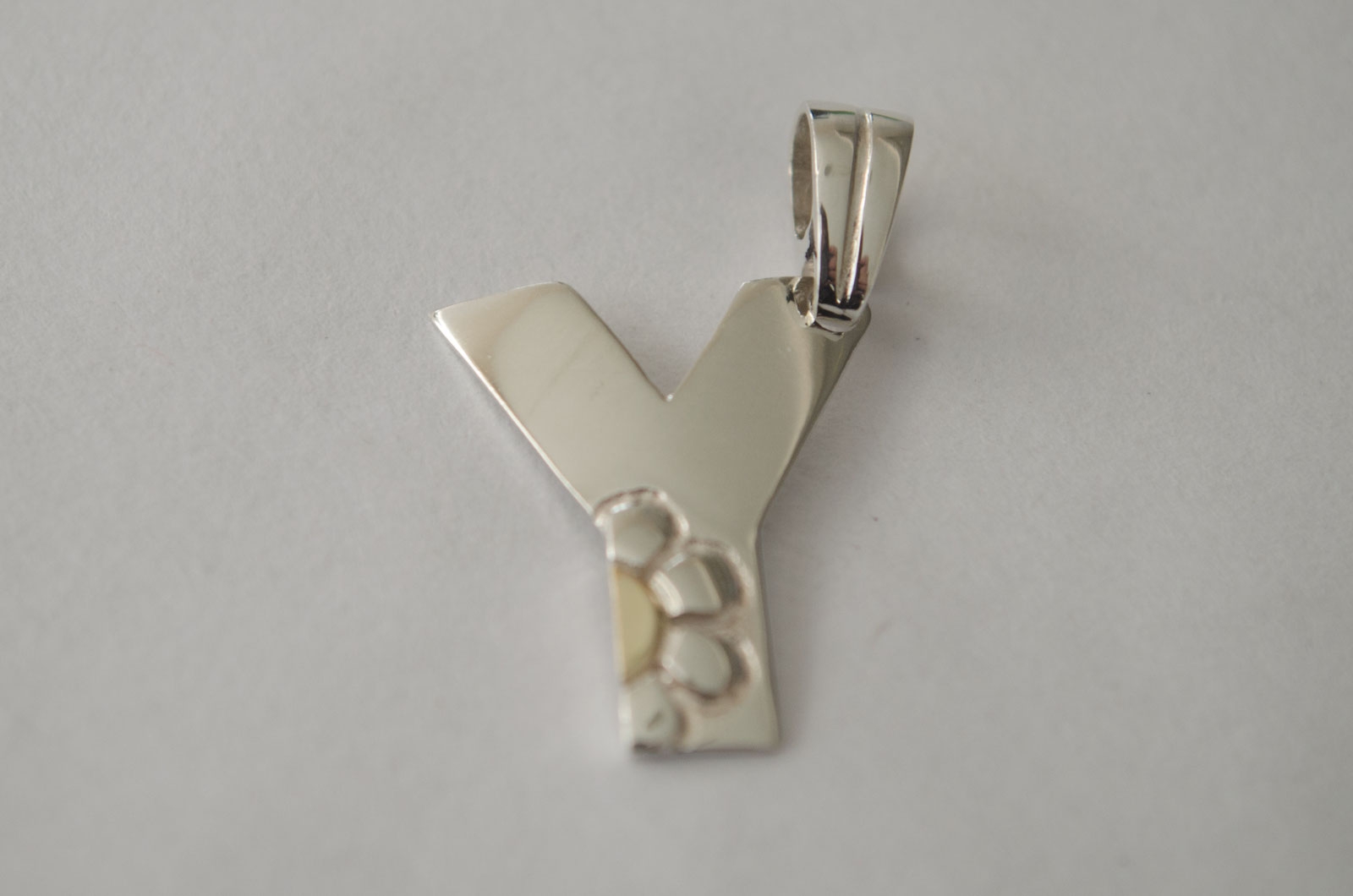 *Dije inicial Y con flores con dubl - 