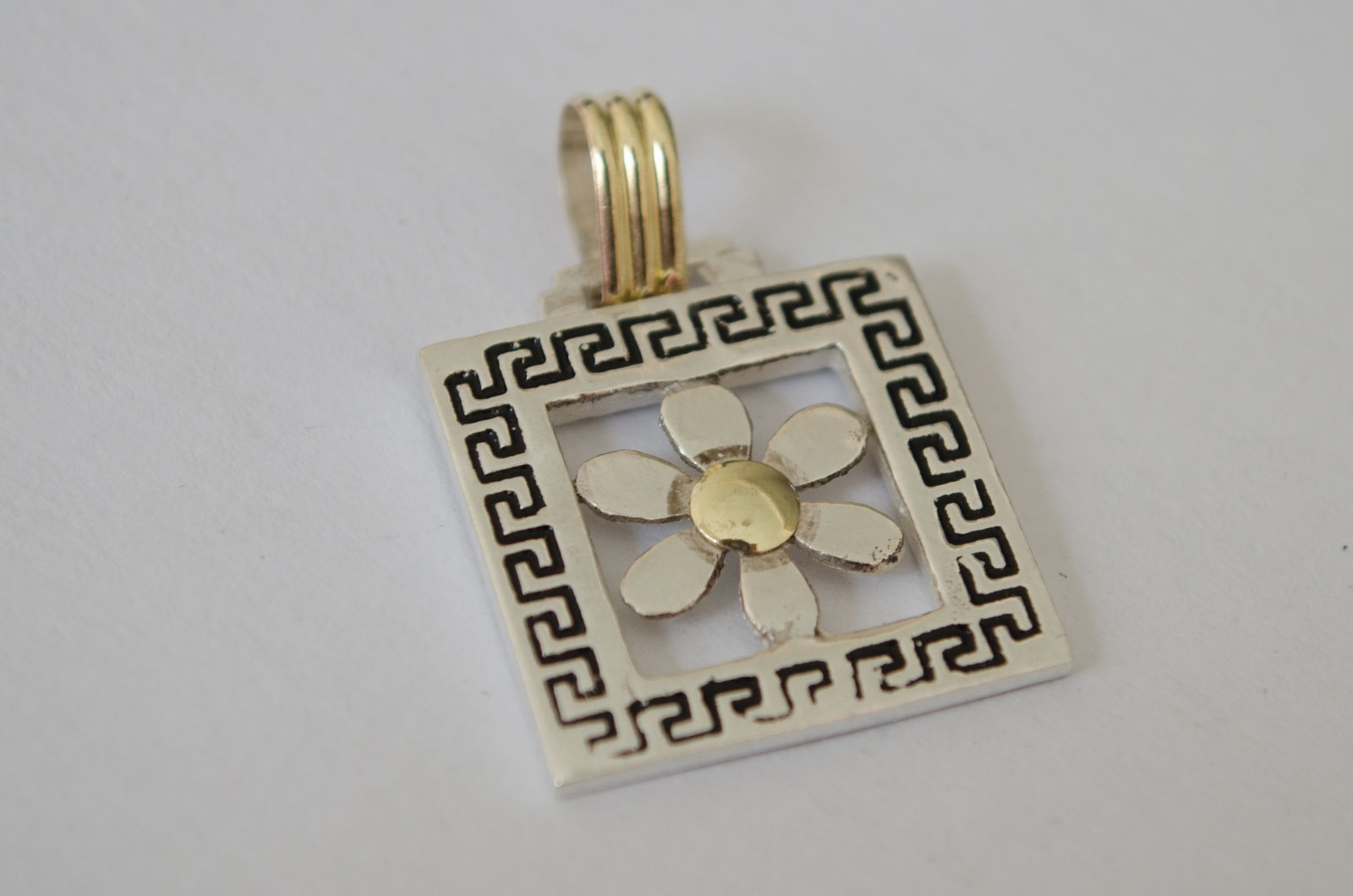 DI040 Dije cuadrado con flor - 