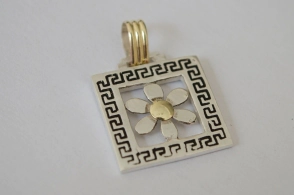 DI040 Dije cuadrado con flor - 