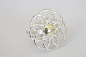 ANI019 Anillo flor con cubics con dublé - 