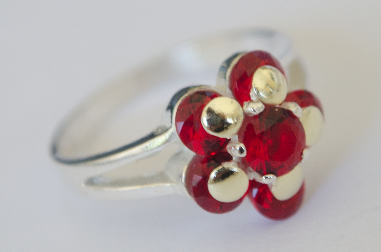 ANI048 Anillo flor cubic con dubl rojo - 