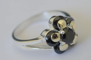 ANI048 Anillo flor cubic con dublé negro - 