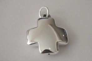 DI009 Dije cruz equilibrio inflada lisa - 2.5cm