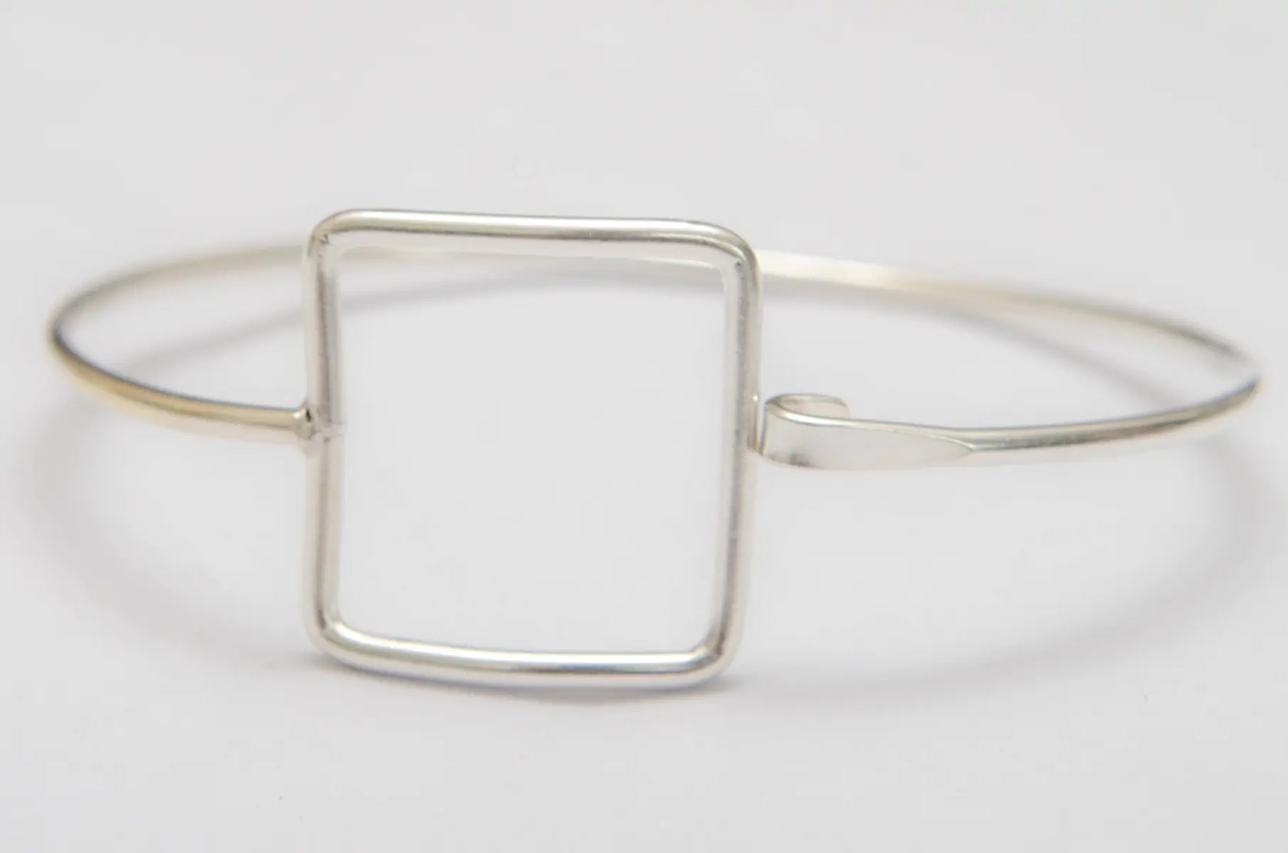 ESC044 Pulsera esclava con cuadrado centro -se abre