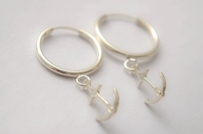 AR952 Aros argollas con dije ancla 1.7cm