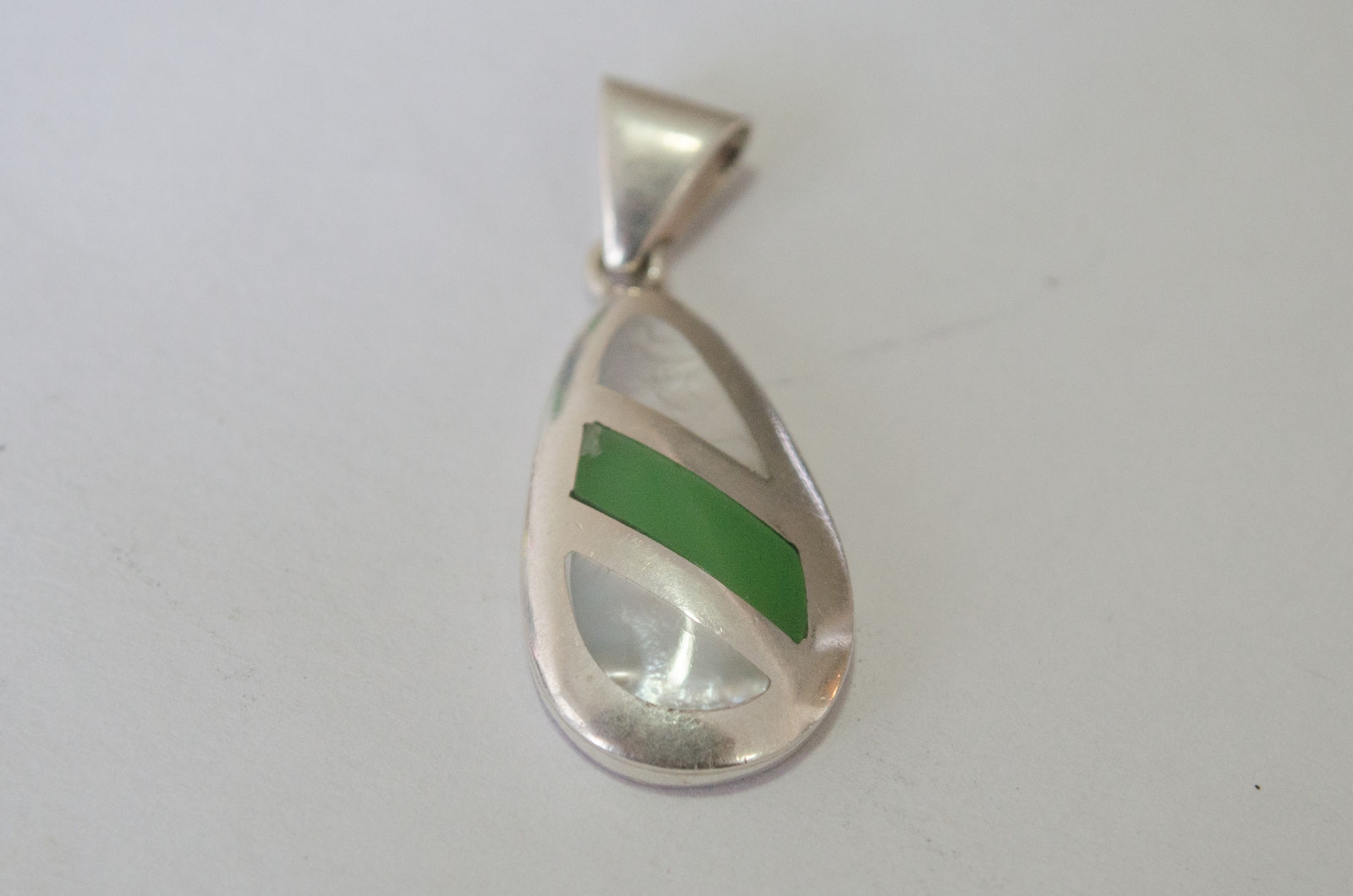 DI0042 Dije gota con piedra blanca y verde - 