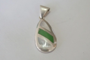 DI0042 Dije gota con piedra blanca y verde - 